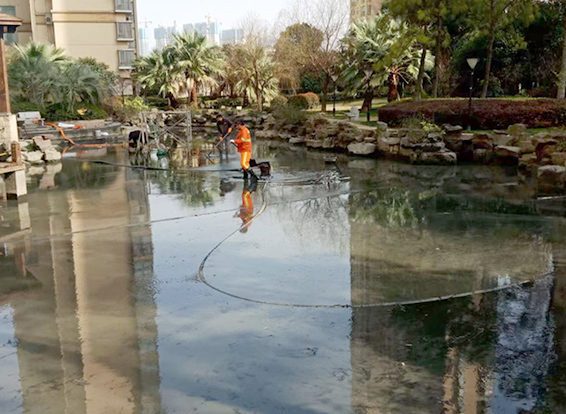 大丰镇景观池淤泥清理